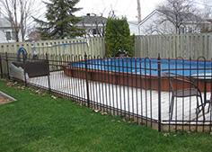 Installation de clôture pour contour de piscine à Varennes sur la rive-sud de Montréal